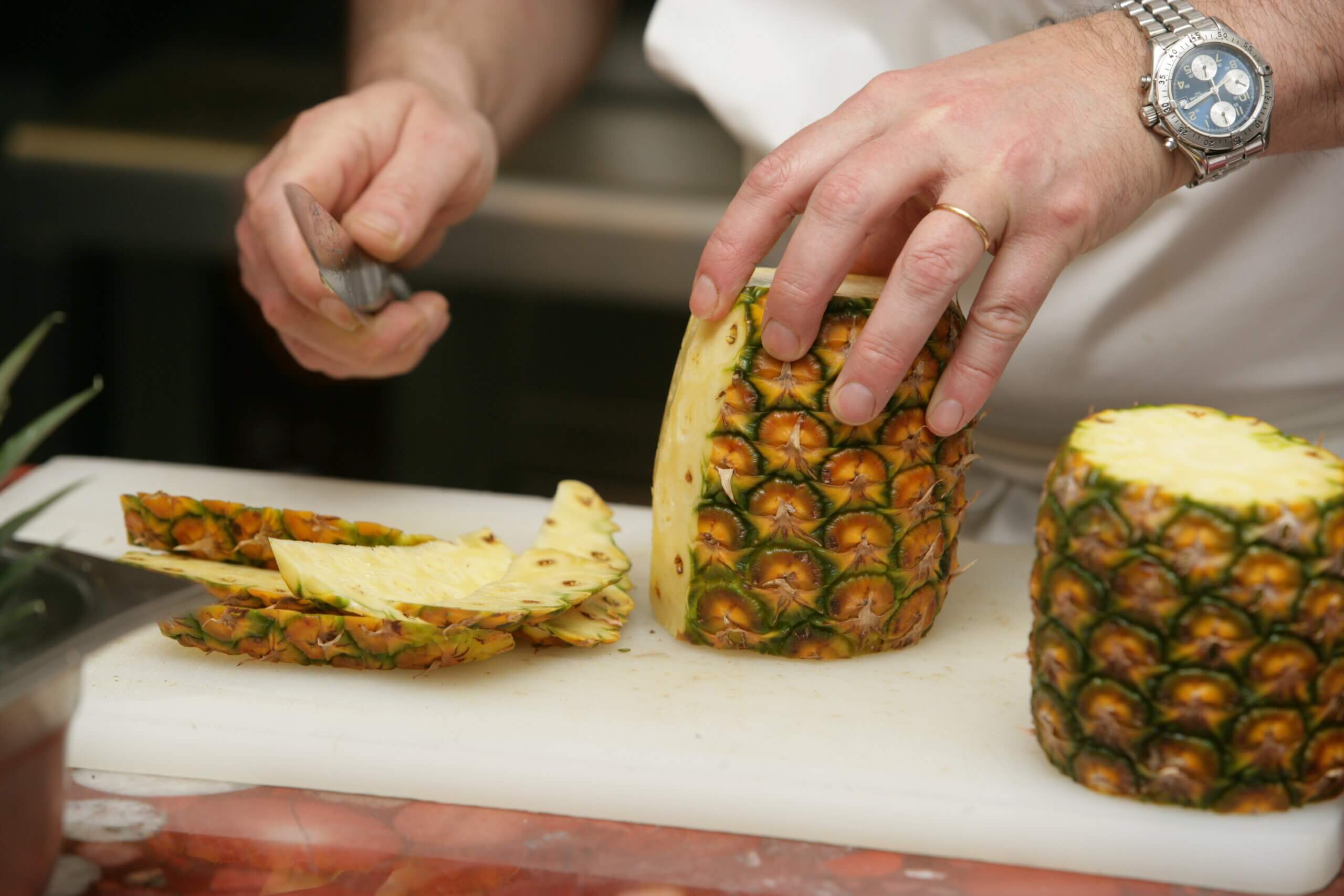 パイナップル切り方：上果皮を上から下まで厚めに剥き取る