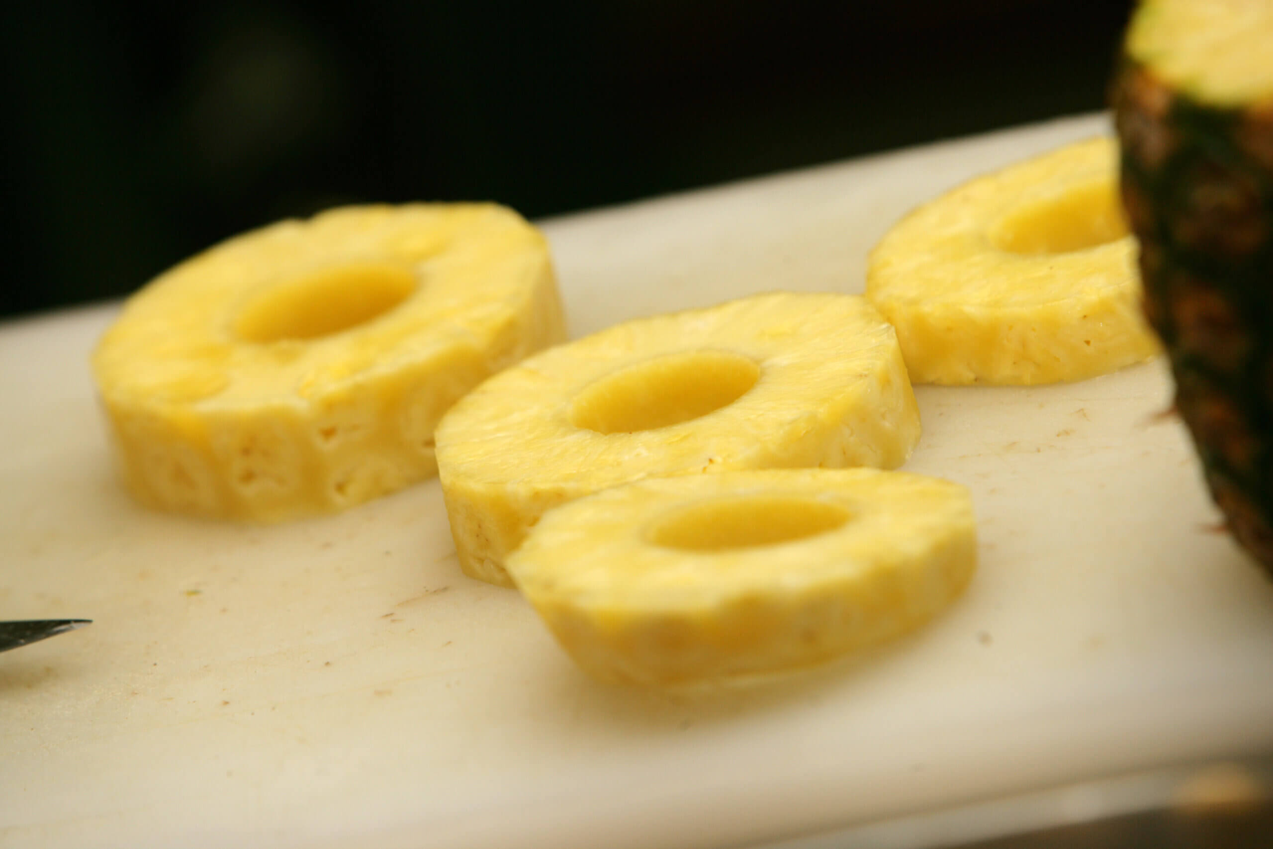 パイナップル切り方：適当な厚さで輪切り